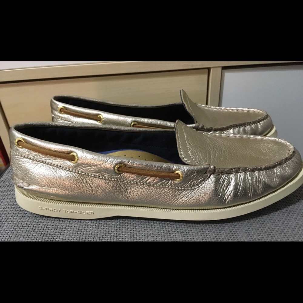 Speedy Top-sister Women’s Gold Boat Shoes size 9.5